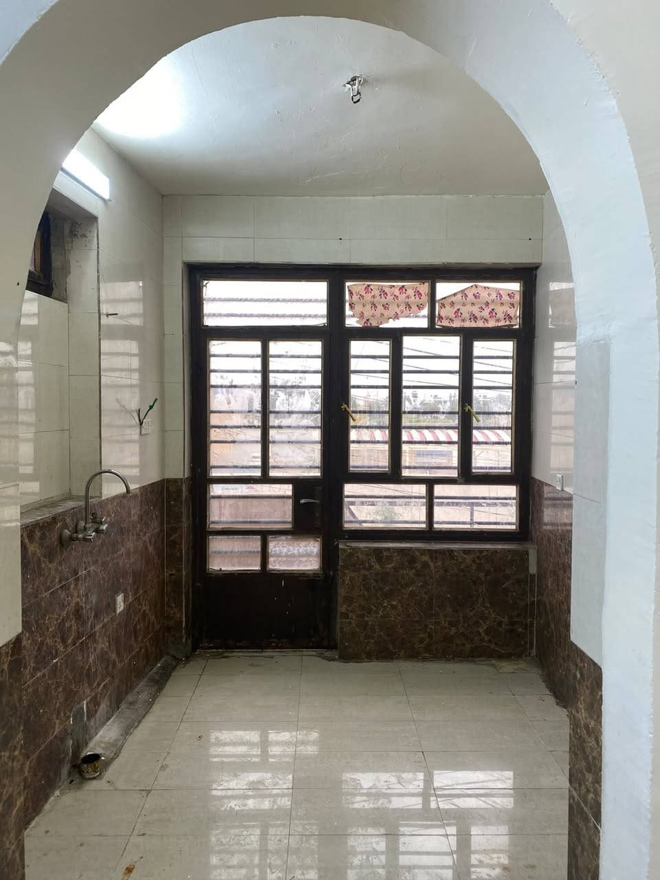 دار للايجار طابق ثاني
يحتوي على صاله  ومطبخ وغرفة نوم واحده وصحيات مدخل مستقل
الدار مساحته ٨٥ متر جبهه ١٠ متر مدخلين مدخل للصاله ومدخل للمطبخ موقع مميز  على خدمي المطار منطقة الاقتصاديين
الايجار الشهري ٦٠٠
للاتستفسار
***********
