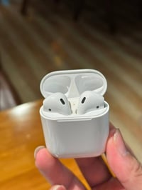 سماعات باله أمريكي Air pods 2 الحديث اصلي باله أمريكي ، باله مستعمل بس...