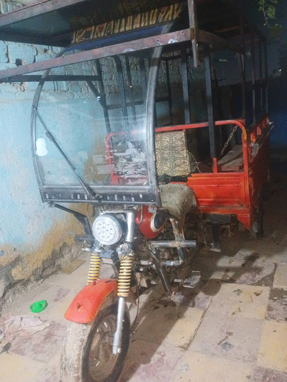 تكتك دايون للبيع، ممتاز ومناسب للنقل والبضائع. الحالة جيدة مع بعض آثار الاستعمال. يقدم وسيلة اقتصادية وفعالة للتنقل وتجارة الشوارع. للاستفسار والاتفاق، يرجى الاتصال أو المراسلة.