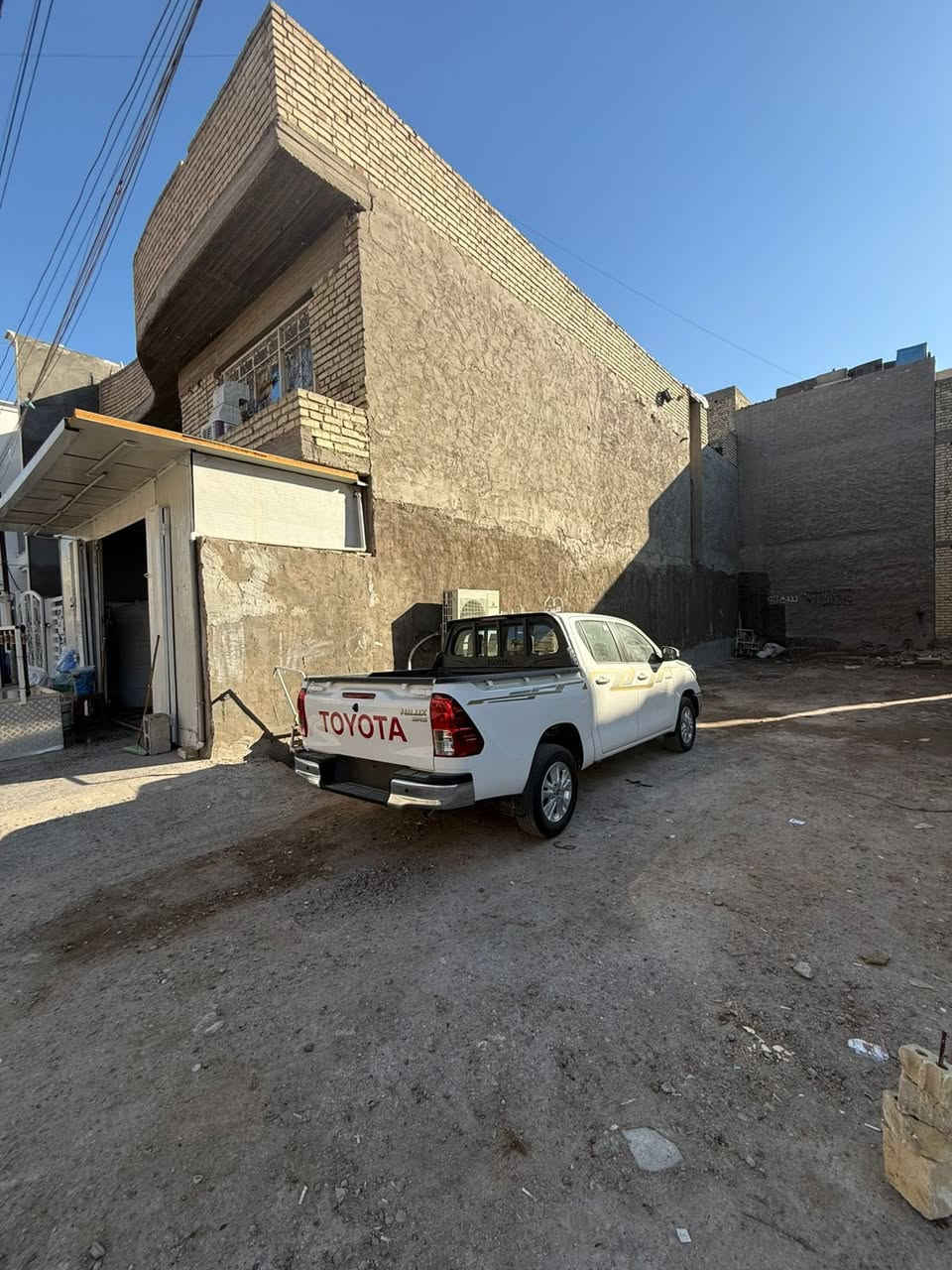 قطعة ارض للبيع ( منطقة حي الجهاد )
( حي الاساتذة بداية الاربع شوارع - فرع مكوى الاساتذة ) 
النزال 20 متر 
الواجهة 5.20 متر 
المساحة 104 تستقطع من القطعة الاصلية 
على من يرغب الاتصال بالارقام التالية  
*********** 
***********
