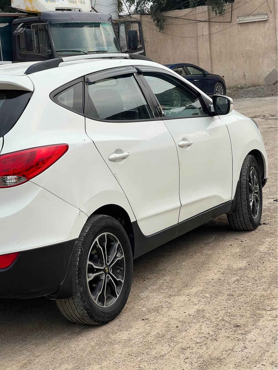 السلام عليكم توسان خليجي موديل 2012 صبغ عام مكفوله شواصي ولغود مكينه 2000 دوش صدر جديد تخم تاير جديد رقم ديالى بسمي سيارة حلوه ونضيفه 
السعر 97 ورقه وبيها مجال 
رقم الهاتف ***********
أحمد ناصر الساعدي بغداد, العراق
