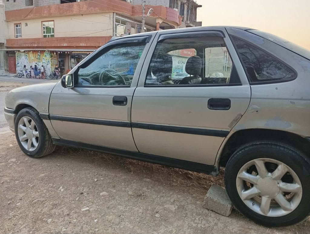 فيكترا 93 اتوماتيك مالي دوست 
سنه وي به شرتي حاسيبه و ئه وليات 
مكينه 20 گيرو مكينه ي به شرت زور مزبوته 
سياريه زور جوانه  
سعري 19گلا و معمه له 
شوين ;چمچه مال بو زانياري زياتر 
زم ;***********

*********** شمشمل, السليمانية
