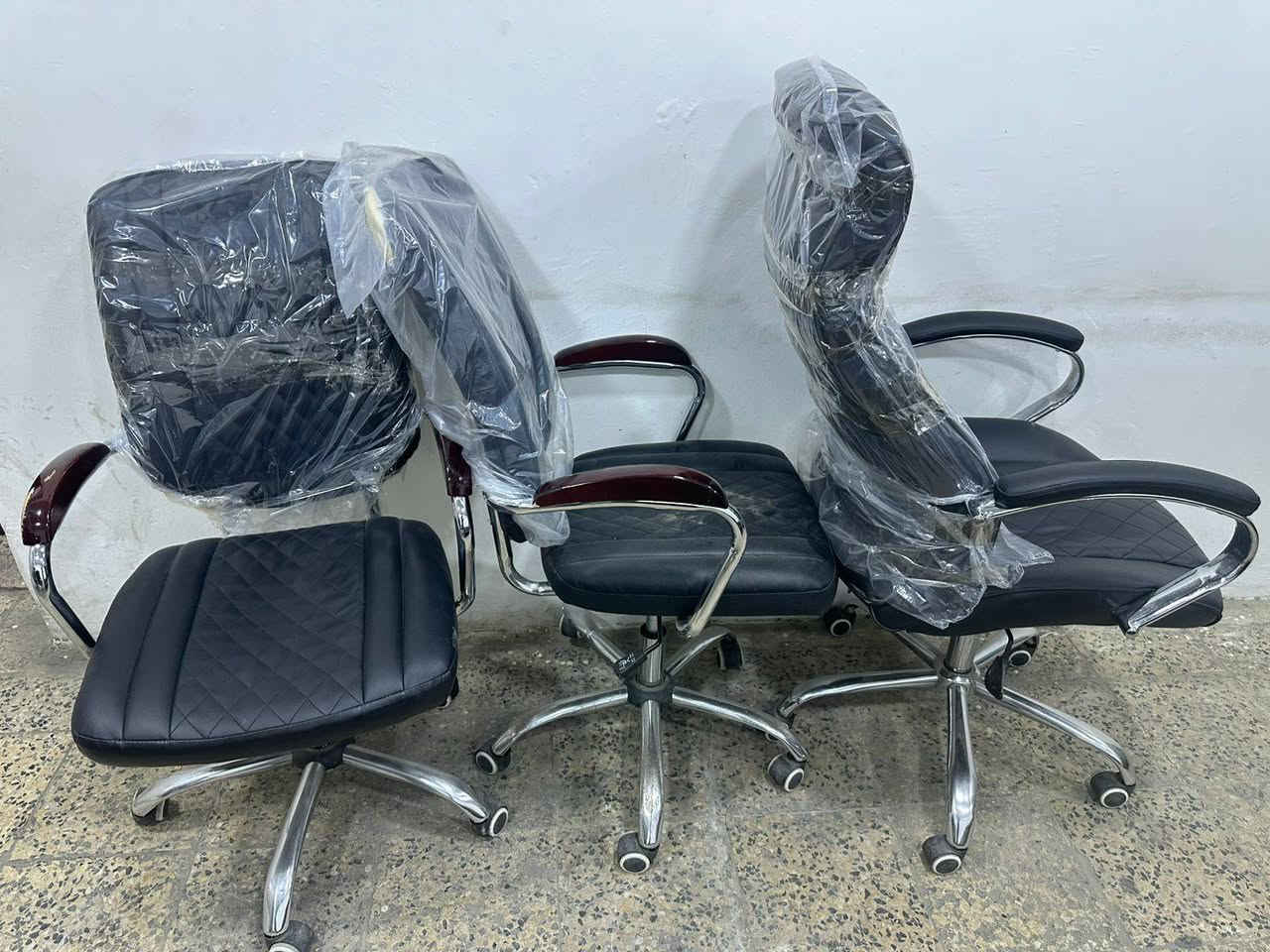 للبيع ميوزه مكتب وكراسي كبار وصغار
