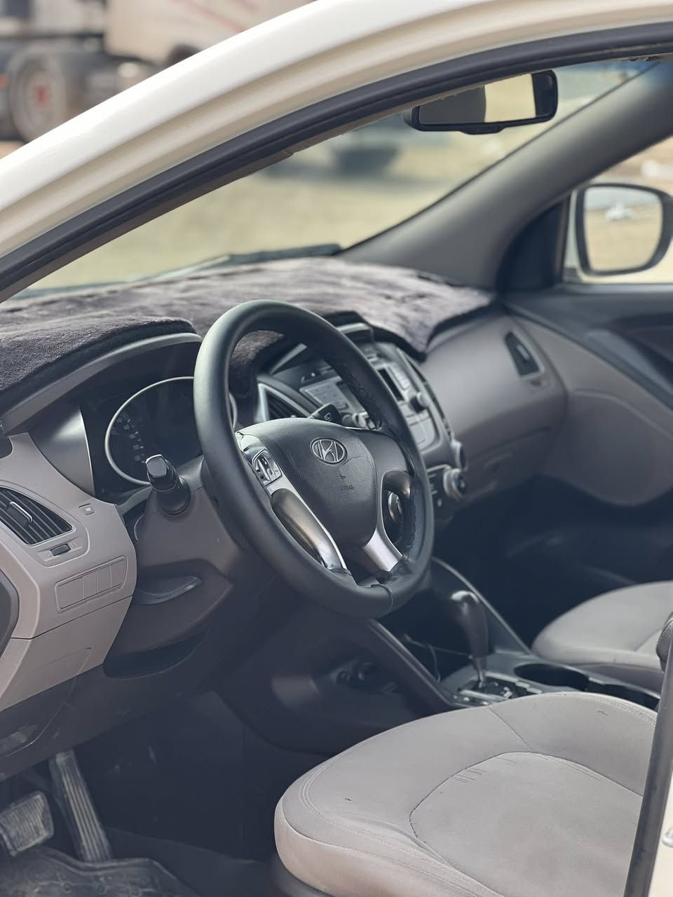 سلام عليكم 
توسان2011خليجي
فول موصافت مكفوله 
بيها بس بل اهلال مال الجملغ شويه 
السياره ما نقصها ايشي صدر محرك كير كله كفاله 
الشراي يتصل***********
