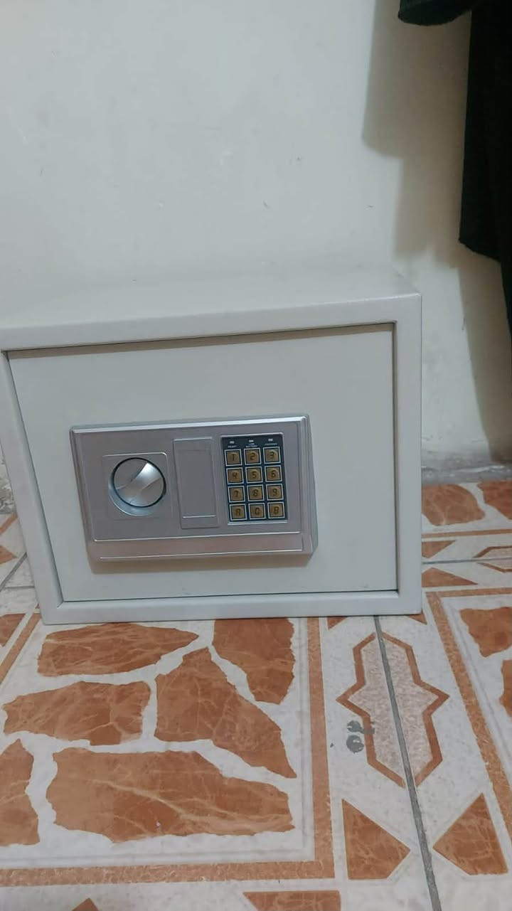سلام عليكم قاصه للبيع مثل ما موضح بل صور تحتوي على مفتاح وارقام الكترونيه طولها 30cm وعرضها40cmسعرها (100)متاح خاص واتس***********
