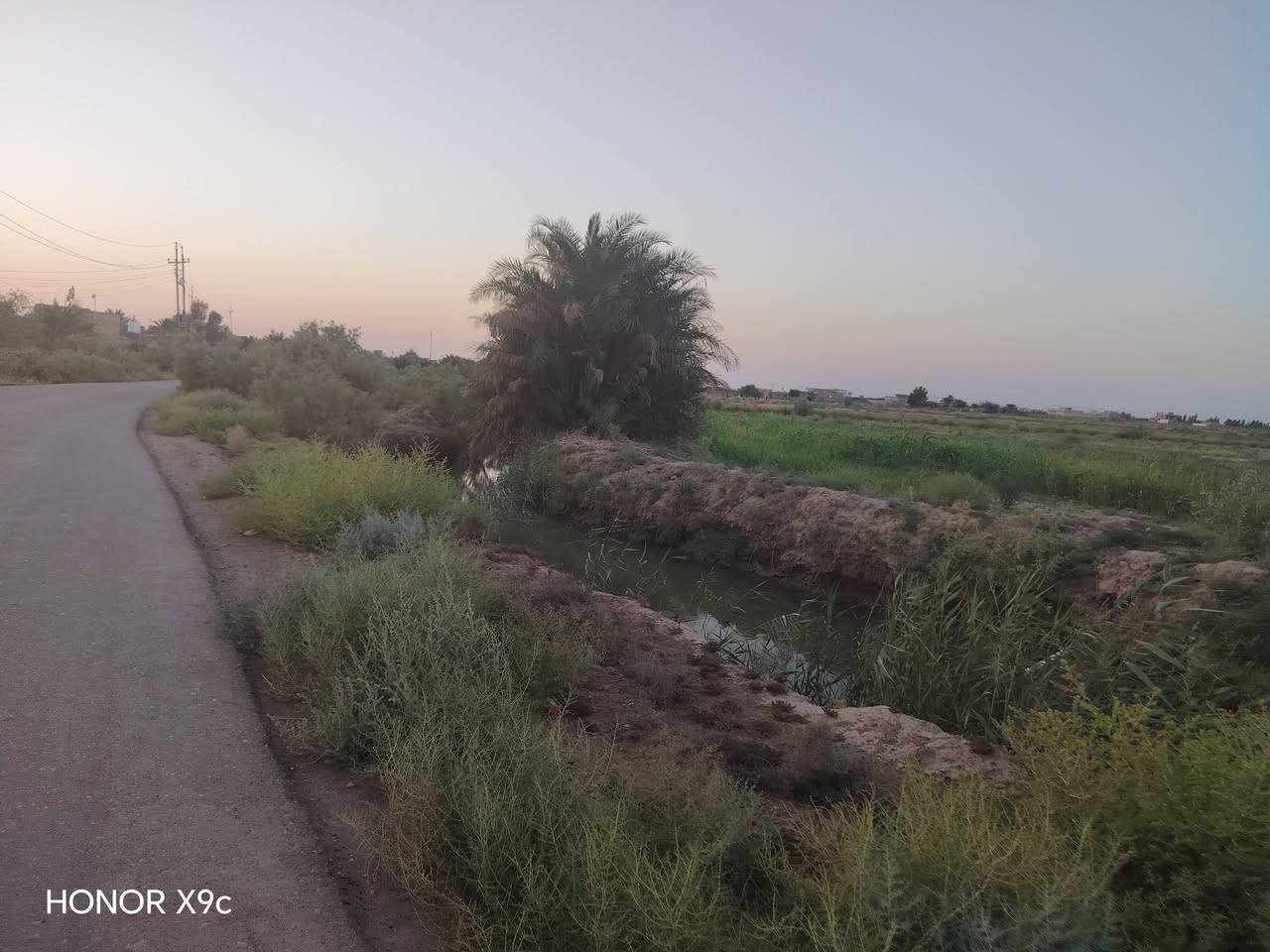 بسم الله الرحمن الرحيم
كان 18 دونم للبيع 
صوب بني ركاب
 طريق المشايه نزلة ال حامي 
على شارع التبليط مباشرتآ
متوفر كافة الخدمات
 (تبليط /كهرباء /ماء) 
البيع حسب رغبة المشتري
 4 دونم او 8 دونم او 18دونم
وجه الكاع 60 متر 
شارع نازل ويه الكاع 8 متر 
السعر الدونم 13وبيه مجال 
اذا كل الكاع السعر يتخلف 
للتواصل الاتصال على الارقام
 الموجوده بالاعلان
*********** 
***********
او مراسلة الصفحه 
#هادي_الحجيمي
