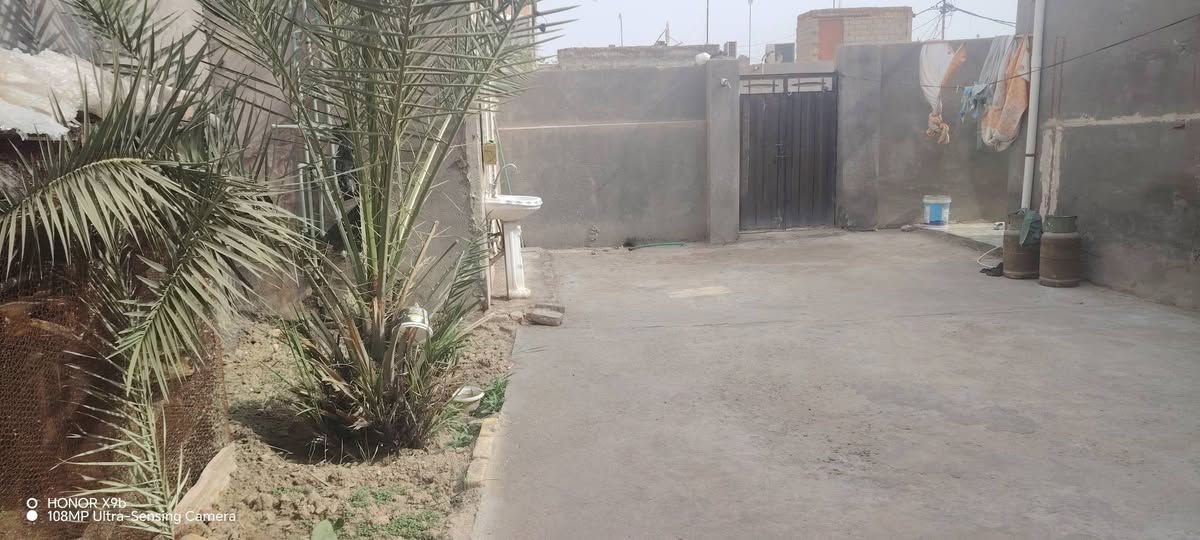 السلام عليكم ورحمة الله وبركاته
بيت للبيع الرميثه منطقة الجزرة مساحة ٢٧٥م
٣ غرف+ مطبخ +صاله(هول) +حمام+ براني ٩ونص حوشها وحَماماتها بوحدهن...***********
