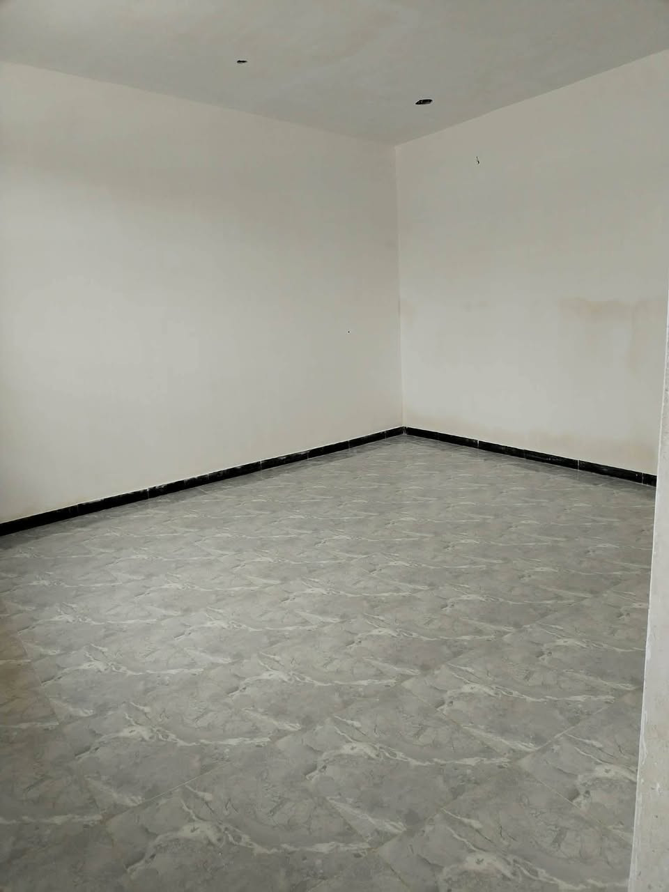 🏡 دار طابقين للبيع – فرصة مميزة 🏡
📍 العنوان: طهمازية – عمود 99 – داخل الفرع
📐 المساحة: 150 متر
📑 جنس العقار: طابو زراعي – سند 25
✨ الدار مرتب وحديث 2026 وباقي بي نواقص بسيطة، وإذا الشاري يحب نكملهن يتم حساب التكلفة وإضافتها على السعر بكل وضوح.
🔹 تفاصيل الدار:
3 غرف نوم
2 هول كبار (واحد بالطابق الأرضي وواحد بالطابق الثاني)
مطبخ
استقبال
3 مجمعات صحية
واحد بالطابق الأرضي
واحد بالطابق الثاني
واحد خارجي قيد الإنشاء
المجمعات مجهزة بـ كيزر + تانكي ماي وشغل درجة أولى
🔹 الخدمات متوفرة بالكامل:
✅ ماء
✅ كهرباء وطنية
✅ خط مولدة
✅ إنترنت ضوئي قريب جداً
كل هذا وبسعر ١١٨ مليون قفل 
و شراي يتفضل وتساب ***********
