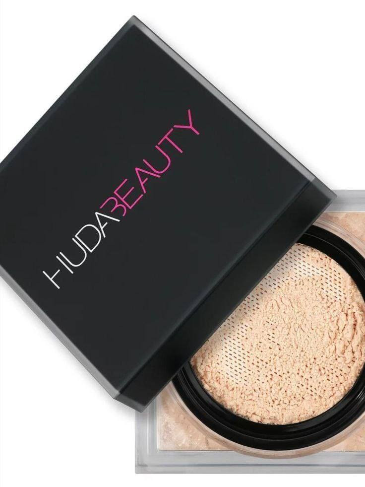 لوس بودر (Loose Powder) من هدى بيوتي هو من أشهر أنواع البودرة الحرة التي تُستخدم لتثبيت المكياج وتقليل لمعان البشرة. يتميز بقوامه الناعم وتركيبته الخفيفة التي تمنح البشرة لمسة مخملية بدون أن تتكتل.
مميزات لوس بودر هدى بيوتي:

تثبيت طويل الأمد: يساعد على تثبيت الفاونديشن والكونسيلر لفترة طويلة دون أن يبهت المكياج.

إخفاء المسام والخطوط الرفيعة: يعطي تأثير الـ "Blur" للبشرة، مما يجعلها تبدو أكثر نعومة.

تحكم في اللمعان: مناسب للبشرة المختلطة والدهنية لأنه يمتص الزيوت الزائدة.

متوفر بعدة درجات: تناسب جميع ألوان البشرة.

طريقة الاستخدام:

بعد وضع الكونسيلر أو الفاونديشن، استخدمي إسفنجة مبللة أو فرشاة لتوزيع البودرة تحت العينين، على منطقة الـ T-zone، أو في أي منطقة تحتاج تثبيتًا إضافيًا.

اتركيها لبضع دقائق (تقنية الـ Baking) ثم أزيلي الفائض بفرشاة ناعمة.

السعر 6
للحجز خاص
#توصيل_جميع_المحافظات5


**إذا كنت صاحب هذا الإعلان وتريد حذفه لأي سبب، رجاءا أرسل رسالة إلى الدعم الفني**