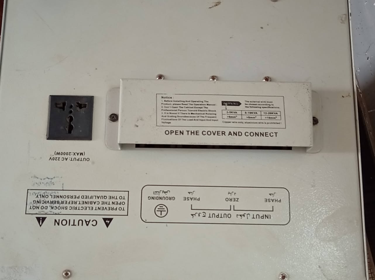 ​⚡ رافع فولتية Tracate 20kVA للبيع ⚡
الماركة والموديل: TRACATE ELECTRICS (DVR90-20kVA).

​السعة: 20 كيلو فولت أمبير (يشيل حمل سبالت وأجهزة منزلية ).

​نطاق الرفع (Input): يرفع من فولتية ضعيفة جداً تبدأ من 90V لحد 280V.

​الخروج (Output): يثبت الكهرباء على 220V ±10% المستقرة لحماية الأجهزة.

​المميزات: 

​شاشة ديجيتال لقراءة الفولتية الداخلة والخارجة والحمل.

​مروحة تبريد ذكية تعمل أوتوماتيكياً عند الحاجة.

​حماية كاملة من (ارتفاع الجهد، الحمل الزائد، الحرارة، والشورت).

​نظام تأخير (Delay) لحماية ضواغط السبلت والثلاجات.

​يحتوي على منفذ خروج إضافي من الخلف بقدرة 2000W وخريطة ربط سهلة.

​📌 الحالة: (جهاز مستعمل قليل)

📍 المكان: (المشاهدة )

📞 للتواصل: (*********** /
 ***********)
الاثير بي واتساب
