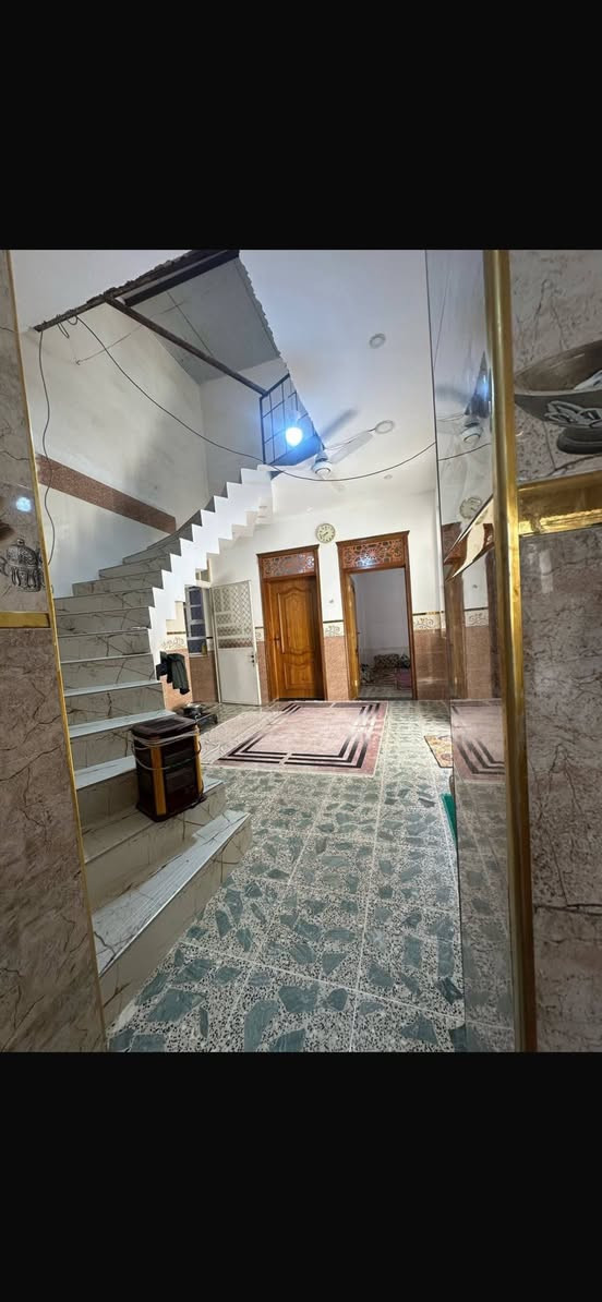 السلام عليكم
بيت للبيع مساحة 170 متر 

الواجهة 8 متر 
والنزال 20 متر 

يحتوي على غرفتين نوم بالطابق الارضي 4x4 
ساحة درج 5X4 
مناور عدد 2 
الاول 2x3 
الثاني 1.5x3 
حمام شرقي 2x2 
حمام غربي 1.5x2 
المطبخ 5x4 
استقبال 4X9
طرمة 4X5 
تواليت وحمام خارجي متر مربع 

العنوان : الامين الثانية / منطقة سكينة الزراعي / مقاطعة 9/2 قرب اسواق خوخة 

للأستفسار الاتصال على الرقم التالي 
***********
