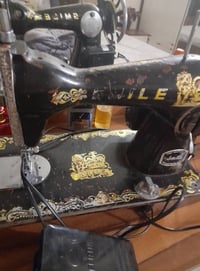 ماكنة خياطه من القديمات ماطور ورجل جديده سعر ٦٠ طالبي٠٧٧٢٤٥١٩٢٠٩ بغداد...