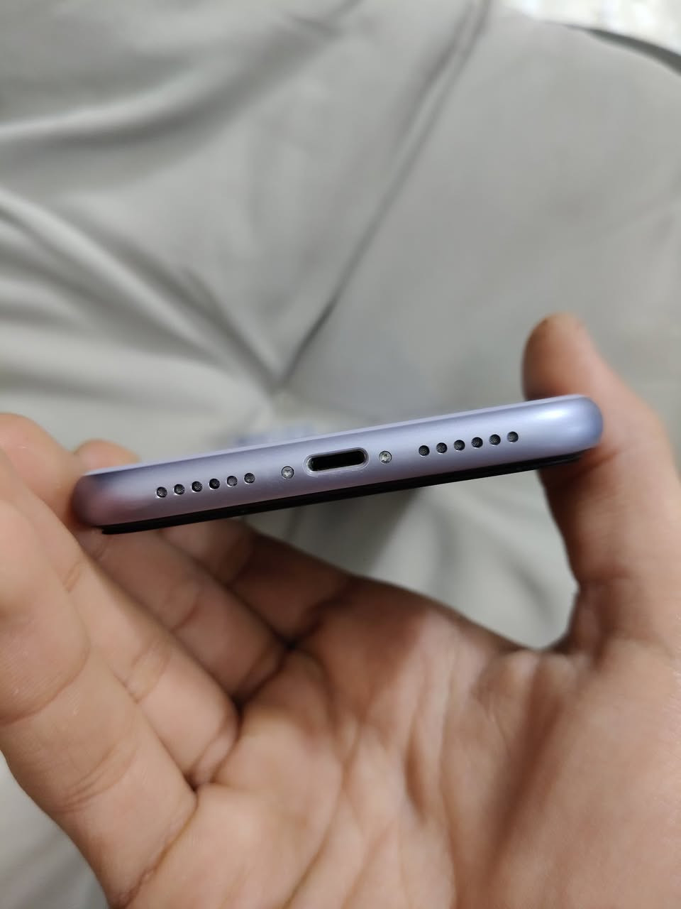 📱 للبيع Apple iPhone 11 – نظيف جداً 🔥  
128GB | لون بنفسجي مميز  

✔️ الجهاز نظيف جداً استخدام شخصي  
✔️ شاشة أصلية + True Tone موجود  
✔️ Face ID شغال 100%  
✔️ الكاميرات صافية جداً بدون مشاكل  

🔋 البطارية 75% (يعمل بشكل طبيعي)  

📦 ويا شاحن  

💰 السعر: 240,000 دينار  
📉 قابل للتفاوض للجادين فقط  

📍 الجهاز جاهز للفحص بأي وقت  

📞 للتواصل: ***********
