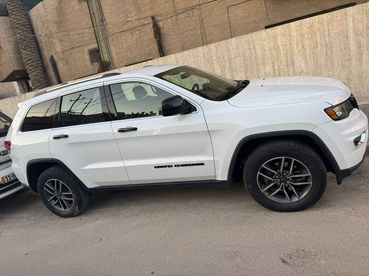 للبيع فقط جيب لاريدو 2020 وارد امريكي بدون ارباك بيه بارد فقط السعر 230 وبيه مجال مواصفات فور ويل 4x4 مكينه 3600 شاشه وسط كار بلي رادار جانبي نقطه عمياء اطفاء المحرك عند الوقوف نظام صرف الوقود eco نظام تسارع Sport بصمه ابواب كشن السائق كهربائي لايت زنون  كشافات زنون مكان السياره بغداد  ***********
