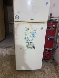 ثلاجه للبيع ثلجها خير من الله تجي وتشوف السعر ١٢٠ الف  07705098695