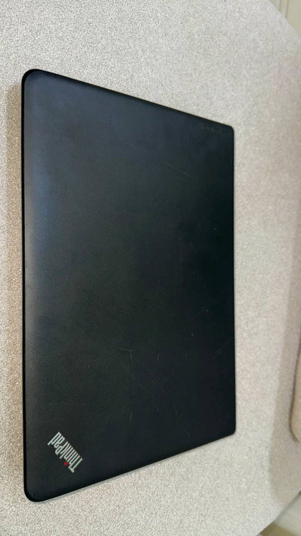 💻 للبيع لابتوب Lenovo ThinkPad (حالة جيدة جداً)

🔹 الموديل: Lenovo ThinkPad
🔹 المعالج: Intel Core i5-6200U بسرعة 2.30GHz
🔹 الرام: 8GB DDR3
🔹 الخزن: SSD Toshiba 256GB
🔹 كرت الشاشة: Intel HD Graphics 520
🔹 النظام: Windows 10 Pro 64-bit
🔹 الشاشة: 14 إنج
🔹 المنافذ: HDMI، LAN، 3 منافذ USB، مدخل سماعة
🔹 البطارية: تعمل بصورة طبيعية
🔹 الشاحن: أصلي موجود ويا الجهاز

✅ مناسب للدوام والدراسة والأوفيس والبرمجة والتصفح والعمل على برامج الجامعة.
✅ سريع بالإقلاع والتشغيل بسبب الـ SSD.
✅ الكيبورد والتاتش والكاميرا شغالات بصورة طبيعية.
✅ الجهاز نظيف ومفحوص وجاهز للاستخدام مباشرة.

📍المعاينة على الطبيعة متوفرة.
📩 للاستفسار 
الاتصال على الرقم ***********
أو التواصل خاص.