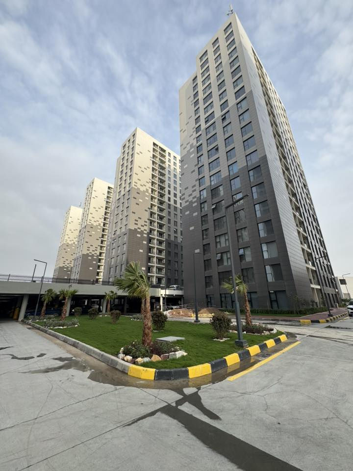 السلام عليكم
شقة مساحة 189 منر مجمع بغداد مارينا 

مدخل 
حمام ضيوف
صالة 8.5*4
مطبخ 
3 غرف نوم واحدة ماستر 
حمام مشترك
لوندري 
مخزن صغير 
الشقة مجهزة بكاونتر وطباخ وساحبة
تبريد Vrf نوع GE غني عن التعريف
الشقة طابق عالي 
فئة B
اطلالة خارجية 
السعر كاش 390 مليون 
وتس ***********
