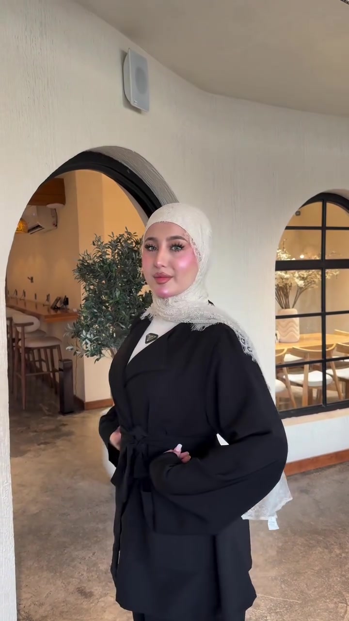 Aram Brand ✨️
سوت جاكيت حزام منفصل معه كيلوت مريح وعملي 
طول الجاكيت 75 SM 
طول الكيلوت 105 SM 
سواد فاحم شرط الفحص
متوفر توصيل 
***********

