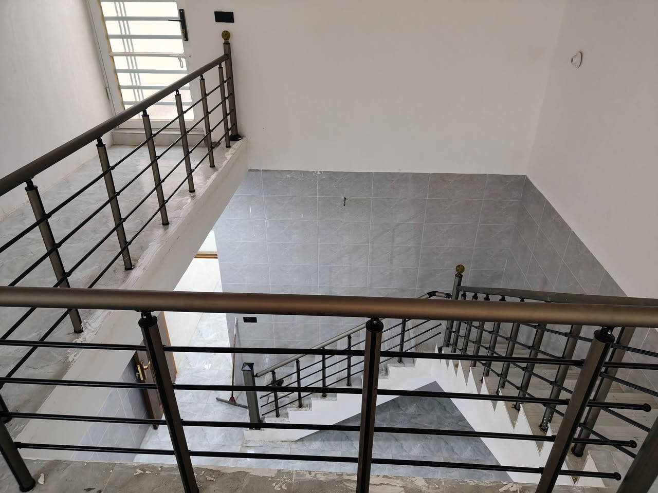 دار للبيع حي البساتين بنيان ردجه اولا جديد مساحته 100متر ستفسار ع رقم الهاتف ***********
