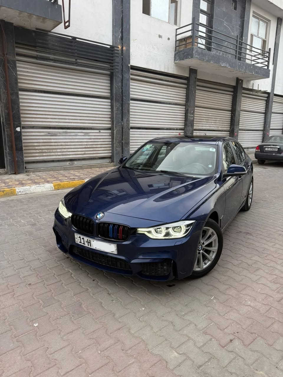 BMW 320i xdrive 2018  LCI
رقم بغداد
محرك 2000  تون بور تيربو
وارد امريكي ممشى ٦٢ الف ميل
السيارة فول مواصفات وجدا نظيفة  استخدام شخص واحد على ايدي صارلها ٦ سنوات

المواصفات 
-سلايد
-شاشة لمس وماوس كبير
-كامرة خلفية دوارة 180 درجة
-بصمة
-كشنات جلد +تخزين ذاكرة
-لايت دوار مع حركة الستيرن Adaptive LED
-انارة ترحيب باليدات
-انارة داخلية محيطية
-فول تحكم ستيرن
-اربع وضعيات قيادة
-كشنات تدفئة
-تدفئة ستيرن وباقي. المواصفات المعروفة

عليها صيانة كاملة مناقصها شي
تخم تاير جديد
كير محرك مكفولات 
السيارة صفر مسج  

حادث بسيط الباب خلف السايق ومبدل ومعمرها هنا ما ناقصها شي
ايرباك بردة فقط وراجع سستم شغالات البقية
محدثة دعامية امامية وشباكM3

للاستفسار 
*********** متواجد واتسب
مكان السيارة بغداد حي الاطباء
