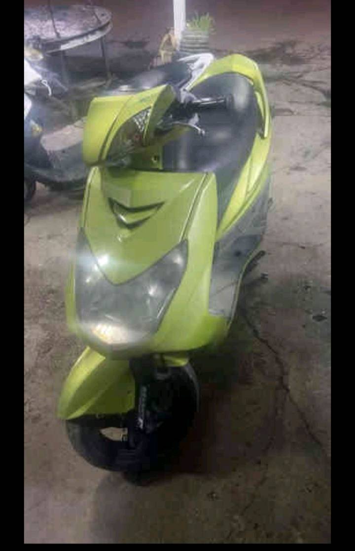 دراجة نارية بلون أخضر لامع، مناسبة للتنقل داخل المدينة. تتميز بتصميم حديث وعملي. الدراجة في حالة جيدة وتعمل بكفاءة عالية.