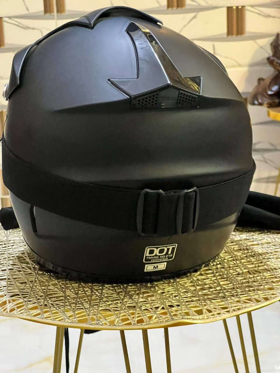 خوذة من ماركة fmvss 218 dot helmet المتخصصة بوسائل امان راكبين الدراجات النارية لتوفير الحماية الكاملة +
نظارات. جديده 
كمامة طويلة. هاذه رقمي ***********
