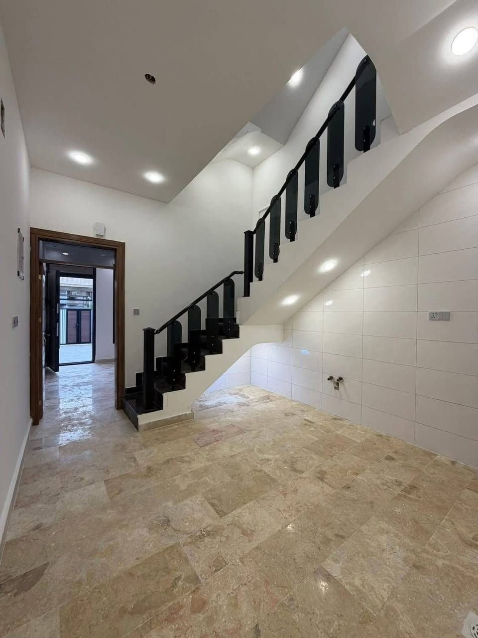 #دارللبيع

المساحة 54م واجهه 4م نزال 14م

واقع حال56م مع تشجير 

الغزالية مدير الامن شارع قاسم نافورة على سايدين بعرض 30م

يحتوي على :

غرف نوم 3

صحيات عدد 2

صالة

مطبخ

كراج +حديقة

للاستفسار الاتصال 
***********
