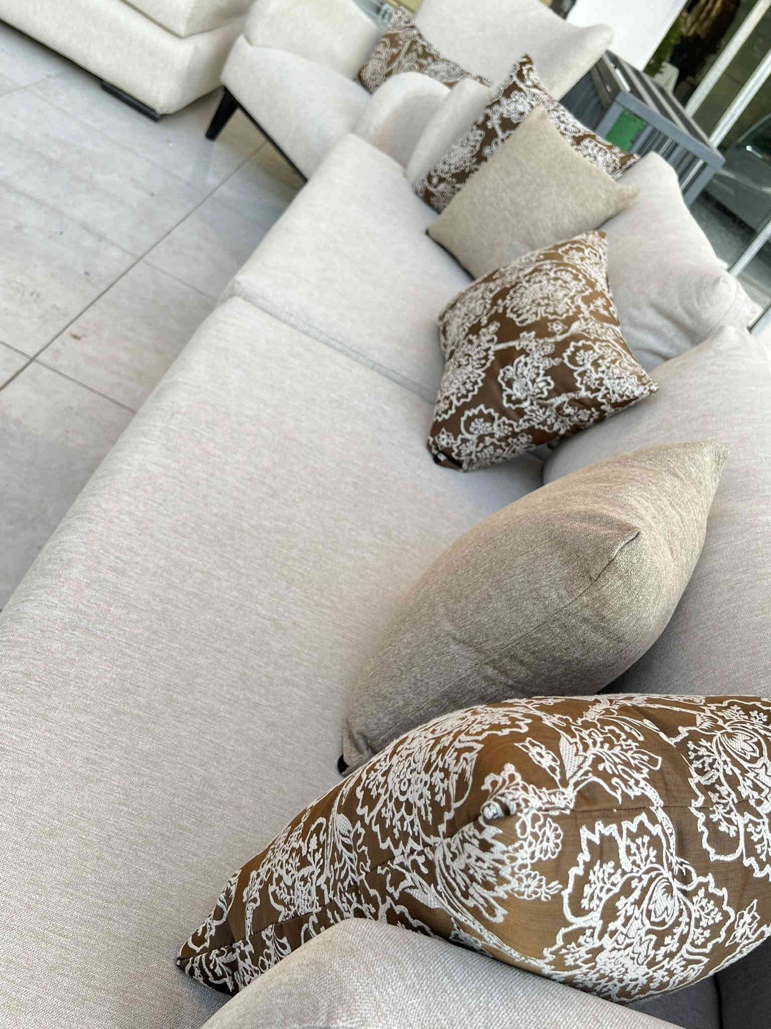 Newتخم تركي مودرن 9 نفرات  🇹🇷
ماركة ( istikbal استقبال ) 
الجلوس  مريح وسوفت 
القياس القنفه الكبيره 240 في 90 
السعر  575$ 
للاستفسار واتساب ***********
عنوان مجمع شارى ئاندازيان مقابيل فلوريا ستي 
يوجود توصيل جميع محافضات العراق 🚚
