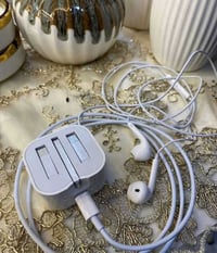 ملحقات ايفون اصليه مع ضمان  سعر 20 الف رقمي 07708890633