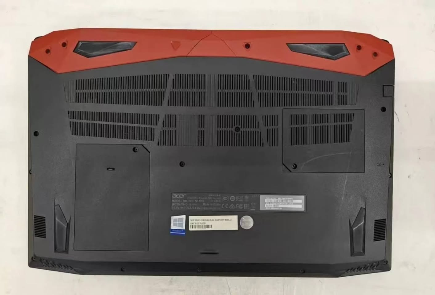 *للبيع Acer Predator Helios 300 PH317-51 - نسخة 6 أنوية*
*الحالة*: مستخدم نظافة 97% 
*المواصفات*:
- *المعالج*: Intel Core i7-8750H 6-Core 4.1GHz Turbo - مخصص للشغل الثقيل
- *الرام*: 16GB DDR4 
- *التخزين*: SSD 256GB NVMe سريع - الويندوز يفتح بثواني + ألعابك
- *كرت الشاشة*: NVIDIA GTX 1060 6GB - يشغل Warzone, Cyberpunk, GTA V Ultra
- *الشاشة*: 17.3" FHD IPS 144Hz - سلاسة خرافية للألعاب التنافسية
- *الكيبورد*: RGB 4-Zone + أزرار WASD مضيئة
- *التبريد*: CoolBoost + مروحتين Aeroblade 3D - تبريد قوي حتى بالصيف

*مناسب لـ*: جيمنج احترافي، مونتاج بريمير، فوتوشوب، برمجة، 3D

*السعر*:  750 الف
*المكان*:  النجف، تسليم يد بيد وتفحص براحتك قبل ما تشتري

***********
