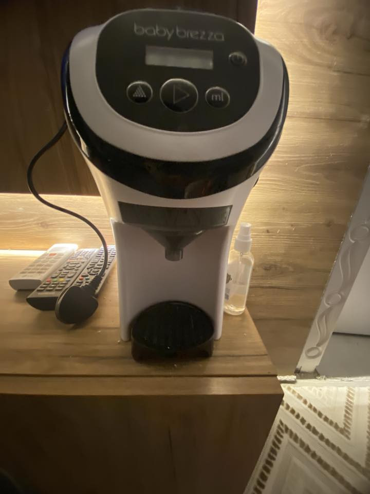 السلام عليكم بيبي بريزا الاصليه من الوكيل الرسمي ماخذهة 
للبيع جديده اخذته قبل شهرين ويه تجهيز الطفل و ما احتاجيتهة لان رضاعته طبيعيه كله صارت عليه 375 الف و غراضهة و كارتونتهة كله وياهة بعدهي رايدهة ب275 و بيه مجال للتواصل واتساب *********** عندي توصيل وين نا تريد
