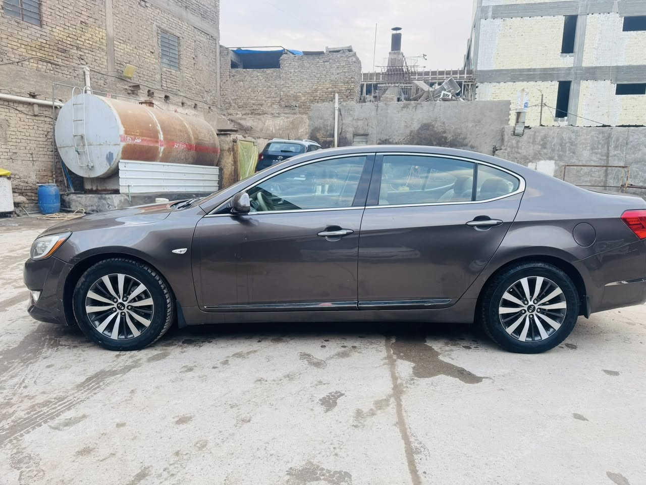 كيا كادنزة 2013 خليجي سيارة جديدة بيه طخةبلجاملغ الامامي والباقي كل مكفول مكينة 3500 مكينة وكير وحدادية وتبريد كل جديد رقم دهوك بسمنة تحويل وكالة السعر 87 رقمي *********** مكان السيارة حلة المركز
