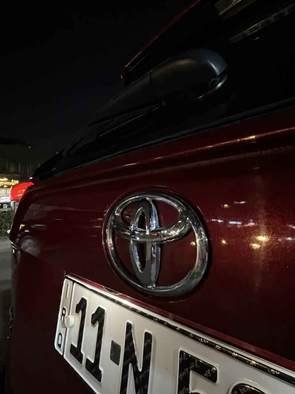 للبيع تويوتا راف فور (RAV4) 2020 لمتد - كلين تايتل 🚗
الموديل: 2020
 الفئة: لمتد (Limited) - أعلى مواصفات بالفئة.
 الوارد: أمريكي (كلين تايتل 100% فقط دعاميه امامية لا شاصي ولا لغد).
 اللون: ماروني مميز والداخلية جلد اسود. 
 المحرك: 2.5 لتر.
 المسافة المقطوعة: [63] ميل
 فتحة سقف + شاشة كبيرة تدعم Android Auto.
 نظام صوتي فاخر JBL.
 كراسي جلد كهرباء مع ميزة الخزن (ذاكرة كشنات).
 تدفئة وتبريد في الكراسي الأمامية والخلفية
 بصمة تشغيل وأبواب + صندوق خلفي كهربائي.
 أنظمة الأمان: رادار تحديد مسار، مانع تصادم، ونظام النقطة العمياء (Blind Spot).
 حساسات أمامية وخلفية مع كاميرا.
 ويل كروم قياس 19 إنج الأصلي الخاص بفئة اللمتد.
 السيارة بحالة ممتازة جداً جاهزة من كل النواحي. 
 الرقم بغداد الجديد تحويل مباشر
💰 السعر: [217$]
📍 المكان: [بغداد حي اور]
📞 للتواصل: [***********]
