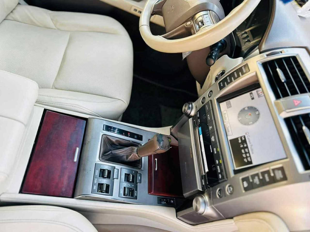 سلام عليكم
للبيع 
لكزس Gx460 
V8 4600cc
موديل 2012 محدثه ٢٠١٩ 
ماشيه 146 الف كم 
 
مواصفات السياره
 
١- جكات 
٢- تدفئه + تبريد مقاعد اماميه 
٣- تحكم تبريد امامي + خلفي 
٤- سلايد
٥- ٧ مقاعد 
٦-حساسات امامي خلفي 
٧- كامرات ٣٦٠ درجه 
٨- تعتيم كامل للمري 
٩- خزن ميموري لكشن السائق 

‎ملاحظه السونار مرفق بالمنشور 

موقع السياره بغداد زيونه 
للأتصال :- ***********
***********
