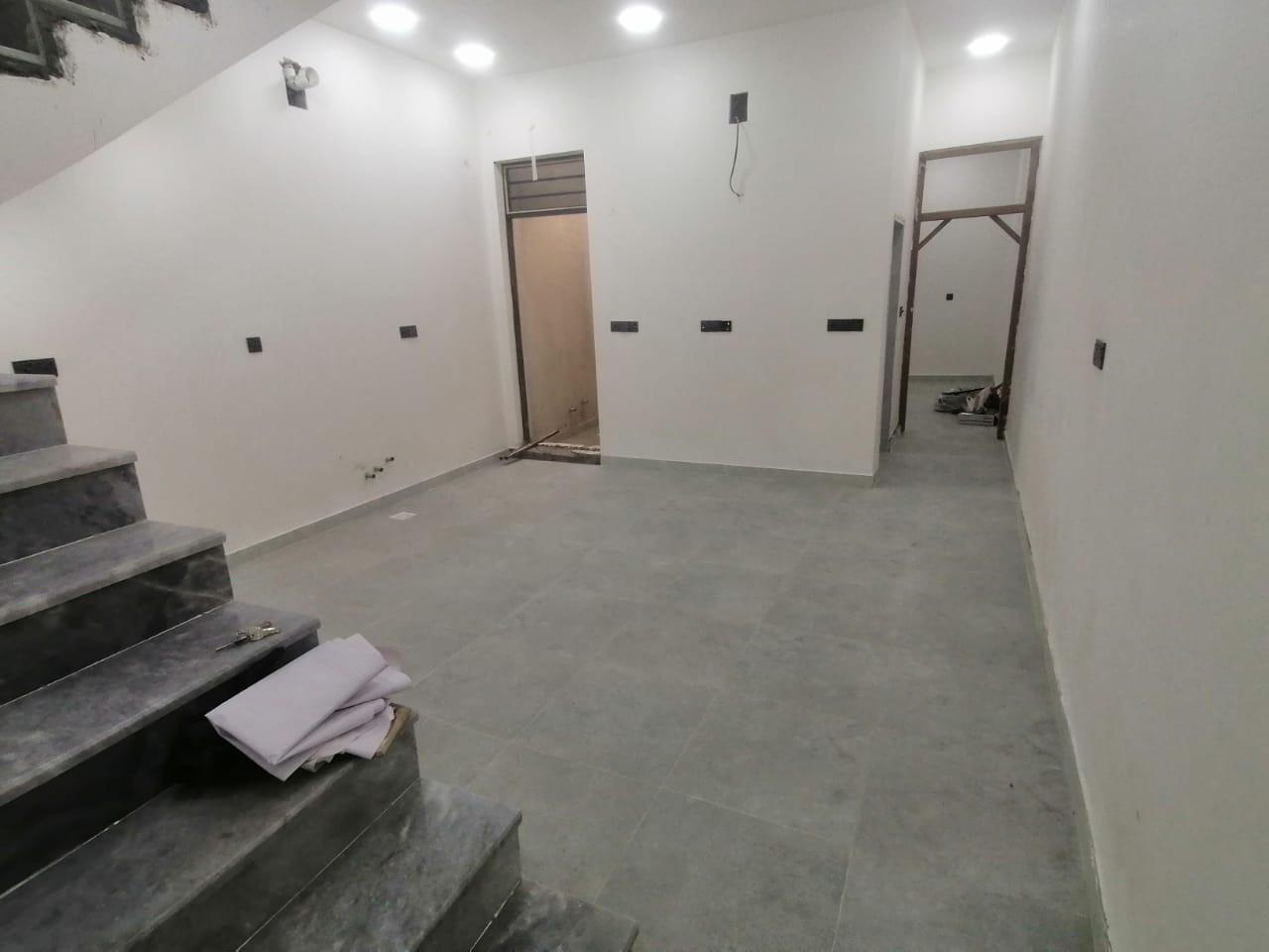 السلام علیکم للبيع بيت مساحة 100متر شارع جامع ملك القدوس شارع الرباط البيت فووول حلوو غرفة نوم واحدة صالة مطبخ خدمات ساحت درج فووول كامل مفتاح في منطقة الدوانم نهايت الشرطة الخامسة مقابل سويب سعر 83 مليون وبي مجال الشراي الستفسار *********** عبد العزيز تواصل واتساب أو مراسلة الصفحة
