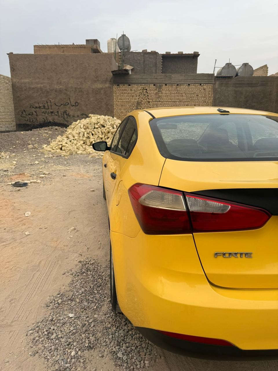 كيا فورتي موديل 2015. وارد امريكي 
حادثها موضح بالصور مالتها 
السياره كلها ليبل واحد بدون أي قطعه تبديل 
مكينه 1800 دوش بيهة خيط تبخير
تبريد ثلج
السياره بسمي 
السياره احلى من الصور   
السعر (100) ورقة وبيهة مجال بسيط
*********** مكان / بغداد العبيدي بغداد, العراق
