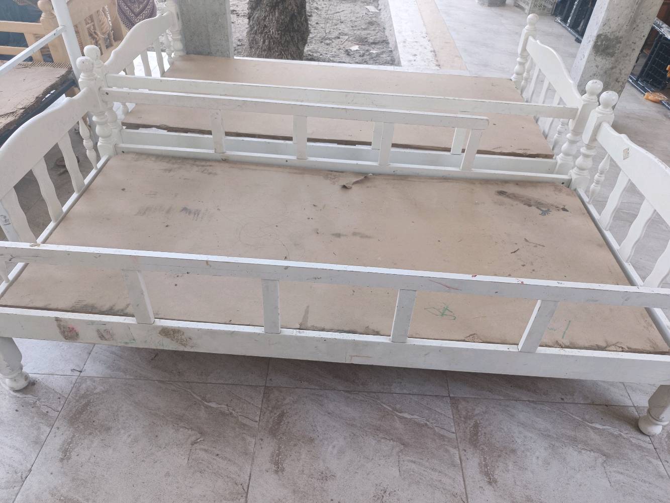 كنتور +غرفة صاج كويتي بدون تختة او جرباية وخشب بلوك ابيض كنتورين و جرابي اثنين و جرباية حديد. العنوان البصرة السيبة