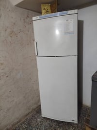 ثلاجه نظيفه وميز و3كراس ب175 حي الجهاد 07710308386