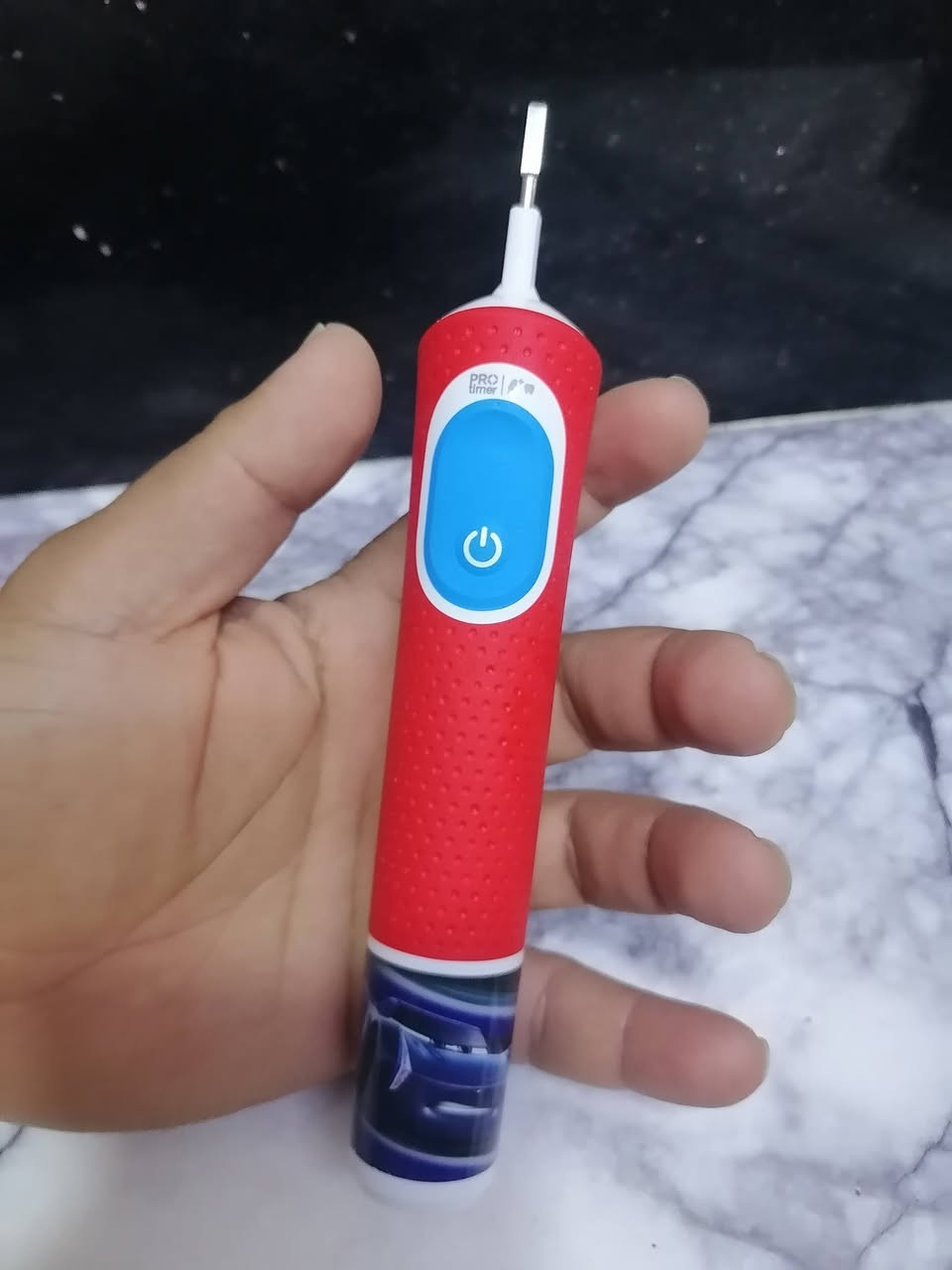 هذه فرشاة أسنان كهربائية من ماركة اورال بي (Oral-B) مصممة خصيصًا لتنضيف العميق الاحترافي  

Amazon.ae
 +1
مميزات خاصة: تحتوي على وضعين للتنظيف، بما في ذلك وضع "الحساسية بلس" (Sensitive Plus) لتنظيف لطيف وآمن على لثة  الحساسة.
التصميم: تأتي بتصميم مستوحى من فيلم ديزني "سيارات" (Cars) لجعل تنظيف الأسنان أكثر متعة.
الوظائف: تتوافق مع تطبيق Disney Magic Timer من Oral-B لمساعدة على تنظيف أسنانهم لمدة دقيقتين كما يوصي أطباء الأسنان.
المكونات: تتضمن الفرشاة رأسًا صغيرًا يناسب فم الطفل،ومؤقتًا مدمجًا، وبطارية قابلة لإعادة الشحن @إشارة


**إذا كنت صاحب هذا الإعلان وتريد حذفه لأي سبب، رجاءا أرسل رسالة إلى الدعم الفني**