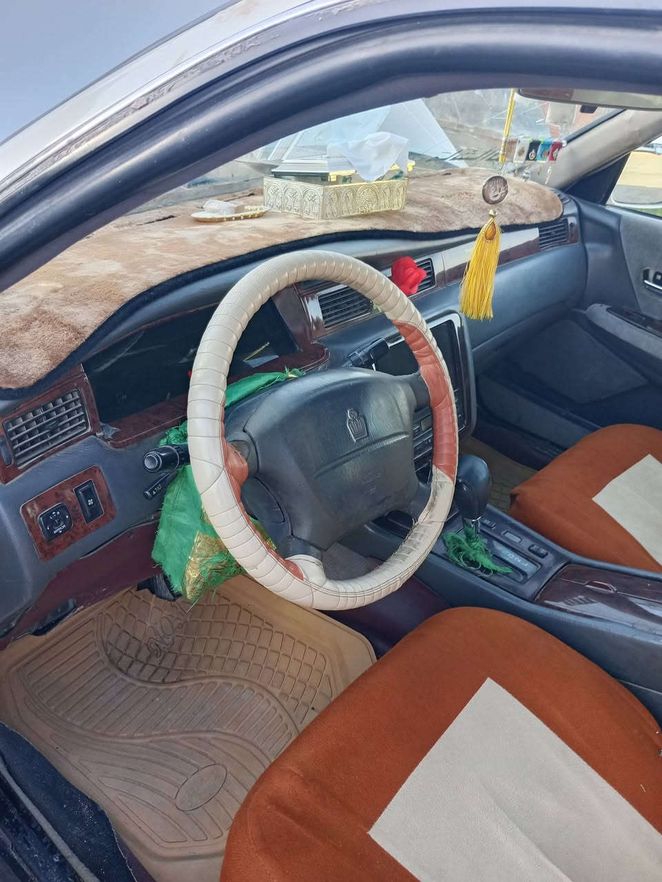 السلام عليكم سياره رأس الثور مديل 1998 السيارة 
مكفوله من نقل جثه وكصه رقم بصره تبريد شغال شاشه لمس لايت زنون حداديه جديده تخم تاير مكينه فيشه وبطل دوشمه نضيفه السعر 90 وبيها مجال سيار جديده مال جناي لاتصال ***********/**/***********
