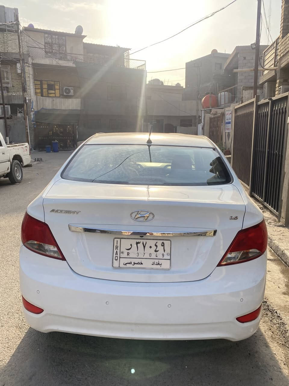 اكسنت خليجي 2016 بيضه شرط التحويل
رقم بغداد ماشيه 152 الف كيلو 
السياره بيها فتحه سقف وتحكمات مقود وشاشه 
كير ومكينه مكفولات تبريد شغال ثلج
داخل سياره اسود وبيجي نظيفه كلش
بيها صبغ جاملغ سايق وباب سايق بيها صبغ وتكحيل
السعر 105 وبيها مجال 
مكان السياره بغداد الدوره 
***********
