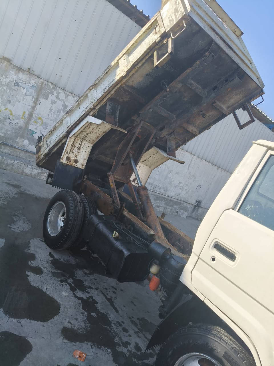 السلام عليكم تيوتا فحل كير مكينه كفاله شاصي مكفول سياره خير من الله سنويه مساقطه بسمي تحويل عنوان بغداد الشعب ***********السعر 75
