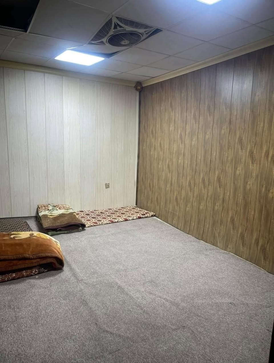 شقة  للايجار للايجار                                                                                                                                                   في لاعظمية    طلاب عمال موضفين                                                                  بيهة نص فرش طابق اول            الشارع العام قرب باحة ابن فرهود.  او الجامعة العراقية والاسلامية 2 نوم وصالة  للستفسار ***********
