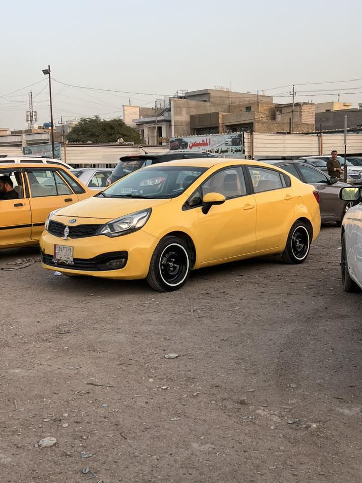 سلام عليكم كيا ريو خليجي موديل ١٥
السيارة كاملة من الالف للياء ربع دينار مذب عليها نص نكرة 

مكينه ١٦٠٠ دوش قطرتين مكاني بغداد البياع عارضها ٨٠ وبيها مجال 

***********
