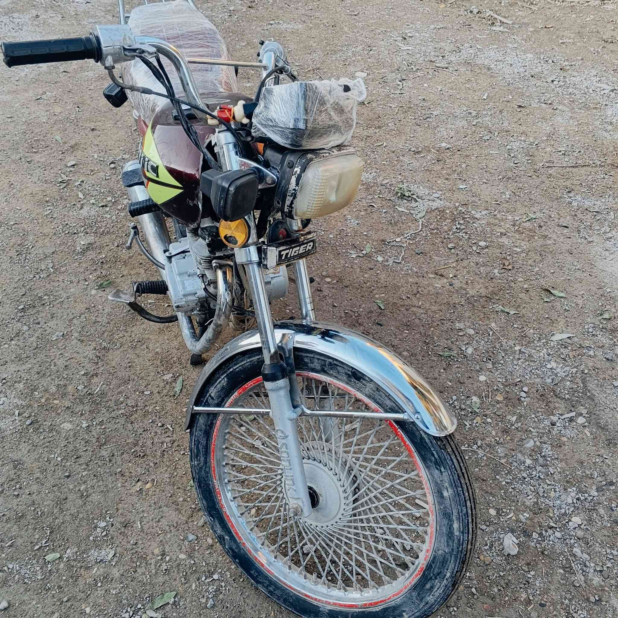 للبيع 🏍️ دراجة تايكر 2020 أوراق موجودة كهرباءيات كاملة الدراجة مختمة سونك تايرات زوج جديد الدراجة ما بيه. نقص 
السعر 380 وبي مجال تعال وما ارجعك 
مكاني الهارونية 
للتواصل ***********
