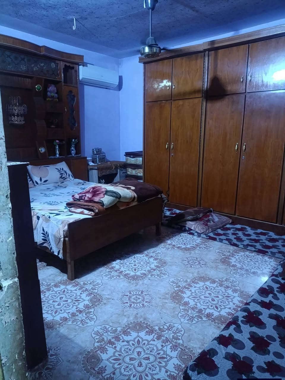 طابق الاول ديوانيه 6 × 4 مطبخ 5 في اربعه مدخل اثنين في اثنين صاله سته في خمسه حمام داخلي طرمه كبيره صحيات خارجي طابق الثاني غرفتين خمسه في اربعه بيتونه سطح كبير العنوان فلوجه قرب جامع ابو ايوب الانصاري جنس العقار ملك صرف باسم شخص واحد السعر72 مليون وبي مجال *********** بي واتساب المساحة 154متر
