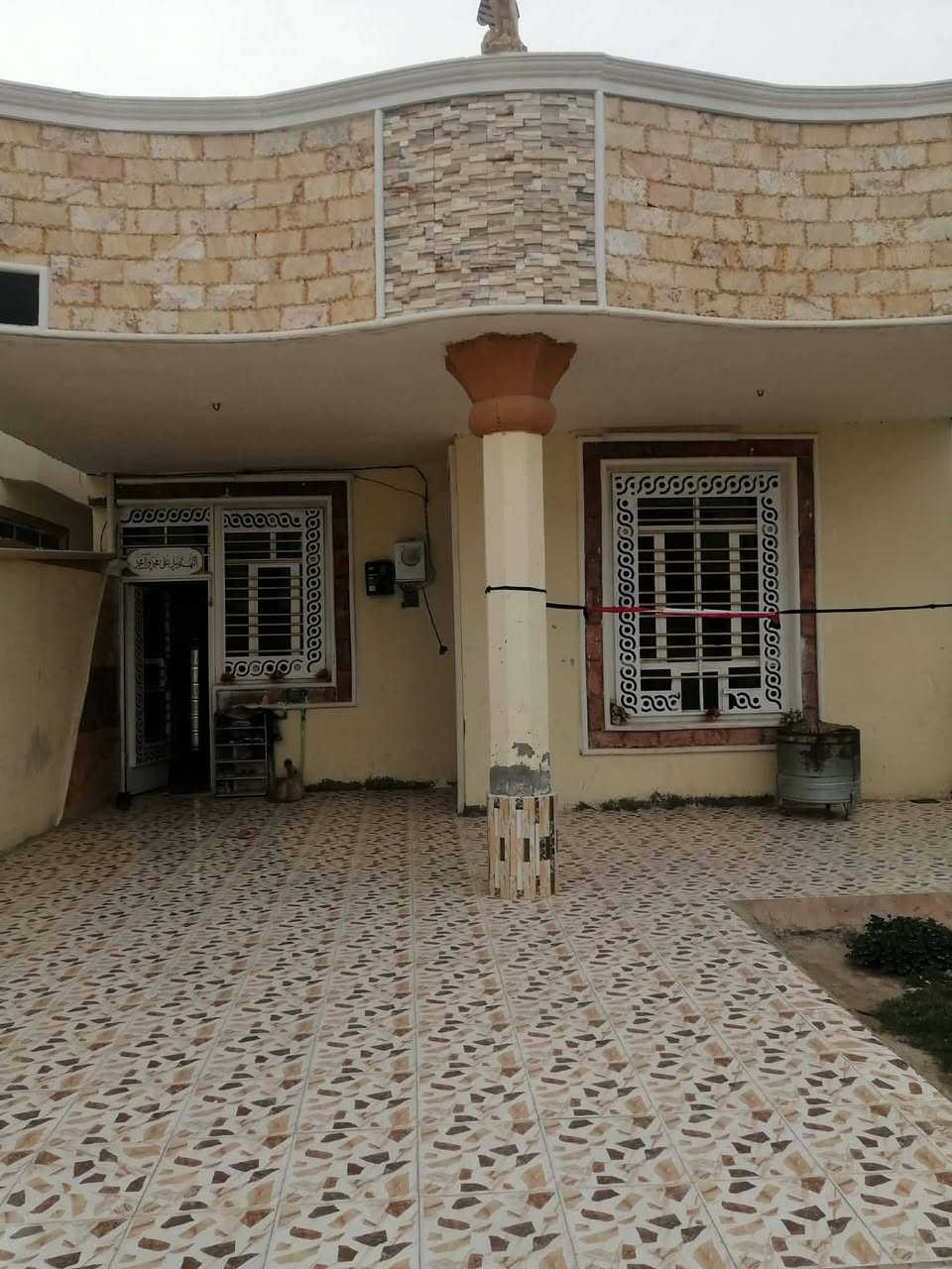 سلام عليكم يوجد بيت اللبيع ابحي الشرطه تبلغ من المساحه 260م. ثاني شارع بالبدايه يتكون من غرفتين نوم وهول ومطبخ واستقبال وصحيات داخليه وخارجيه وكراج وحديقه الاستفسار ***********
