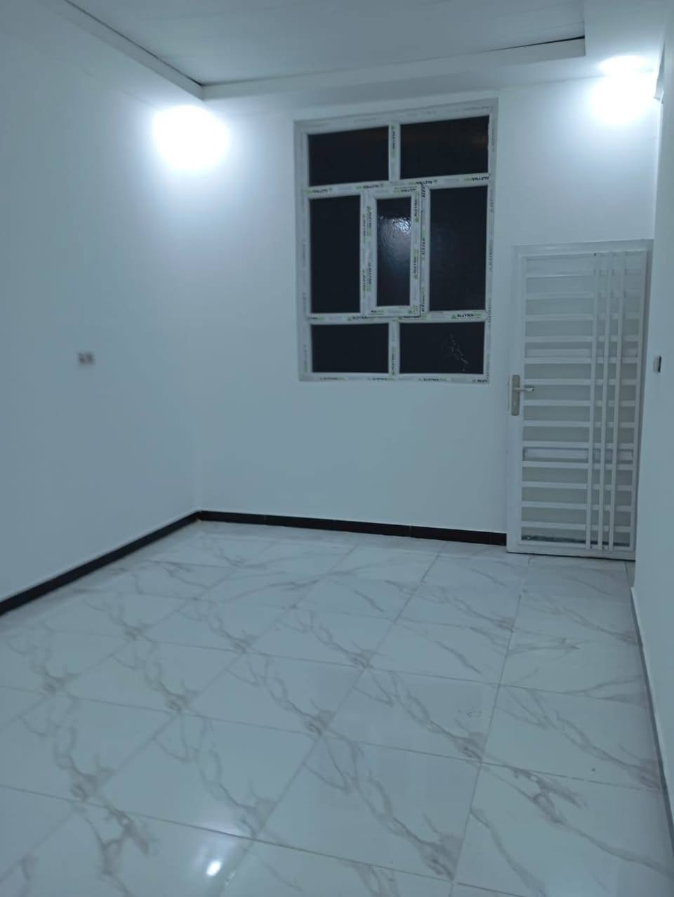 معروض لدينا للبيع
دار سكني 100م امامي طابقين حديث وعلى حديقه ، الطابق الثاني شقه معزوله ، حي اور شارع السبيس ، السعر 195 ، للإستفسار *********** او مراجعة المكتب ، متوفر واتساب

