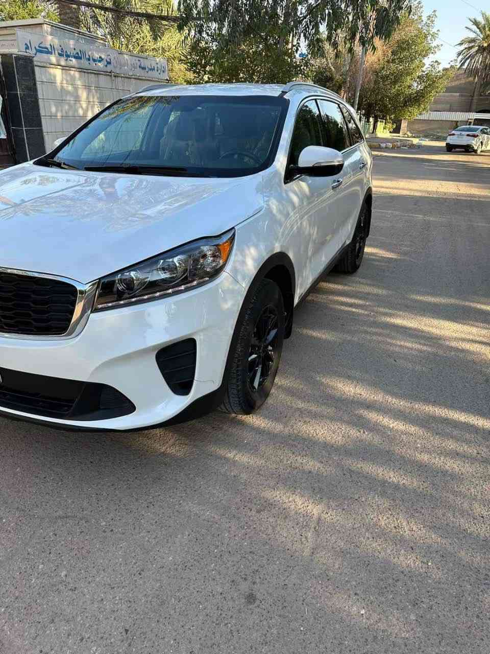 سورنتو مديل 2019
🚗 للبيـــع:   بحالة ممتازة 🚗
المواصفات الفنية والأداء:
• المحرك: 4 سلندر (اقتصادي وقوي) ⚡
• نظام الدفع: فور ويل (4WD/AWD) لثبات تام على كافة الطرق 🌍
• المسافة المقطوعة: عداد قليل (أقل من 70 ألف ميل) 🛣️
الأنظمة والراحة:
• نظام الأمان: رادار أمامي متطور لتجنب الاصطدام 🛡️
• الراحة الداخلية: تدفئة كشنات أمامية (حار) 🔥
• النظام الترفيهي: شاشة لمس تدعم Apple CarPlay و Android Auto (إذا كانت متوفرة) 📲
• التحكم: تحكم ستيرنج كامل + مثبت سرعة 🕹️
حالة السيارة (الضرر):
• الوارد: أمريكي 🇺🇸
• تقرير الحادث: تبديل باب فقط (بدون لغد، بدون شاصي، وبدون إيرباج) ✅
• النظافة: السيارة بحالة الوكالة من الداخل والخارج ولا تحتاج أي مصاريف.
التفاصيل والموقع:
• العنوان: بغداد  الامين الثانيه 📍
• رقم الهاتف:*********** 📞
