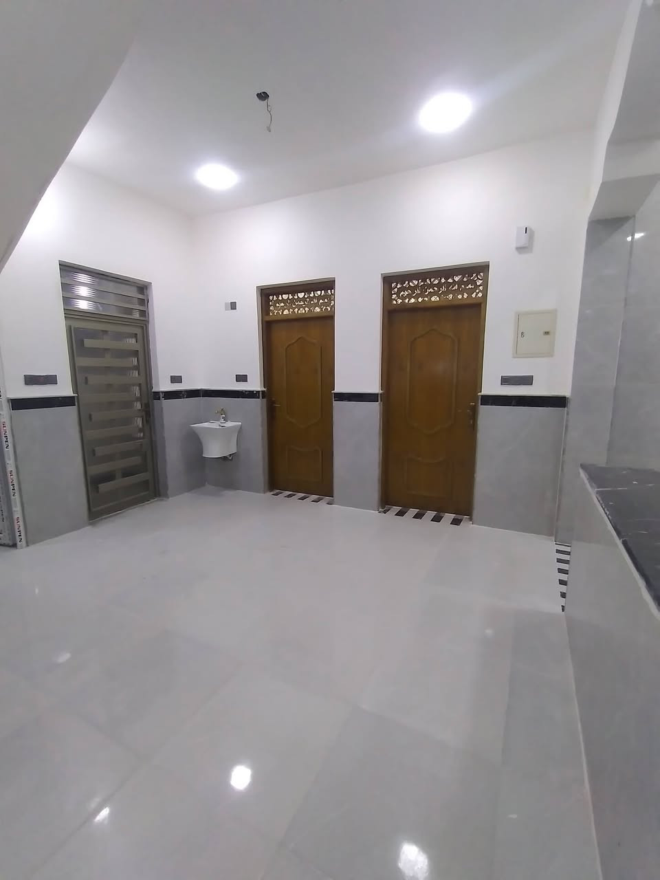 دار ١٠٠م مربع شارع ١٢م مقابل سياج المدرسه حي عبجيه بلبدايه طابق واحد***********
